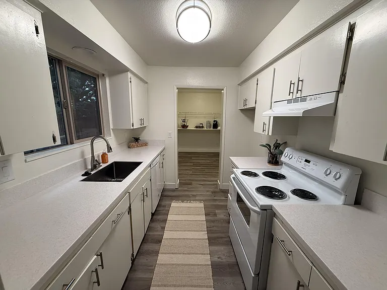 West Royal Apartments — Photo 18
