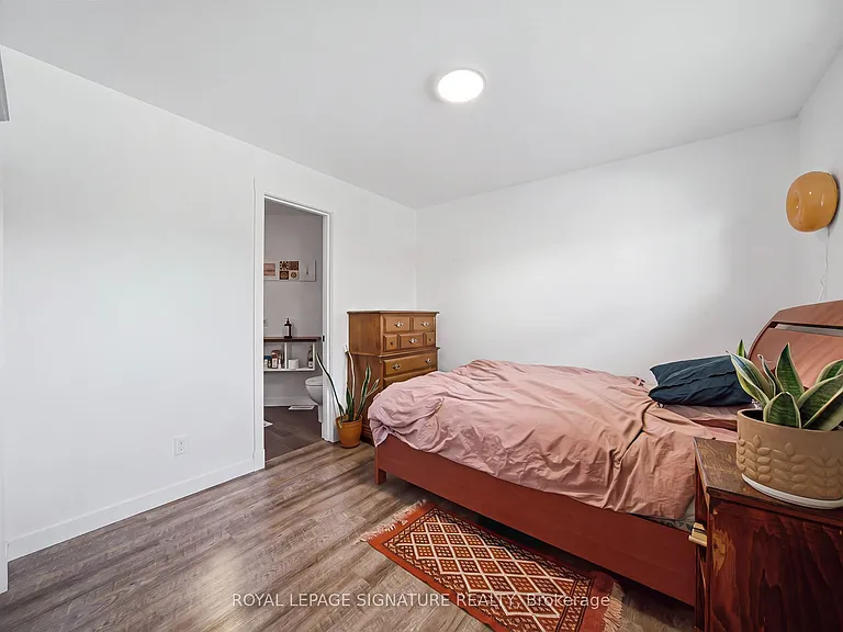 389R Leslie St S #SOUTH — Photo 8