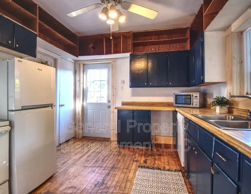 4 bed, 1.0 bath, 1220 sqft, $1,675 — Photo 2