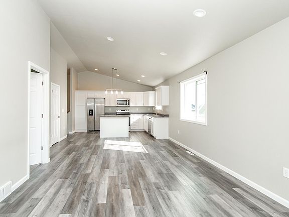 4th image of 2042 12th St W