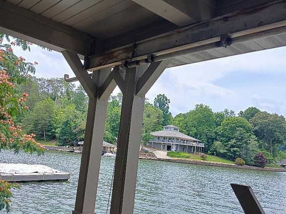 5th image of 927 Windridge Rd