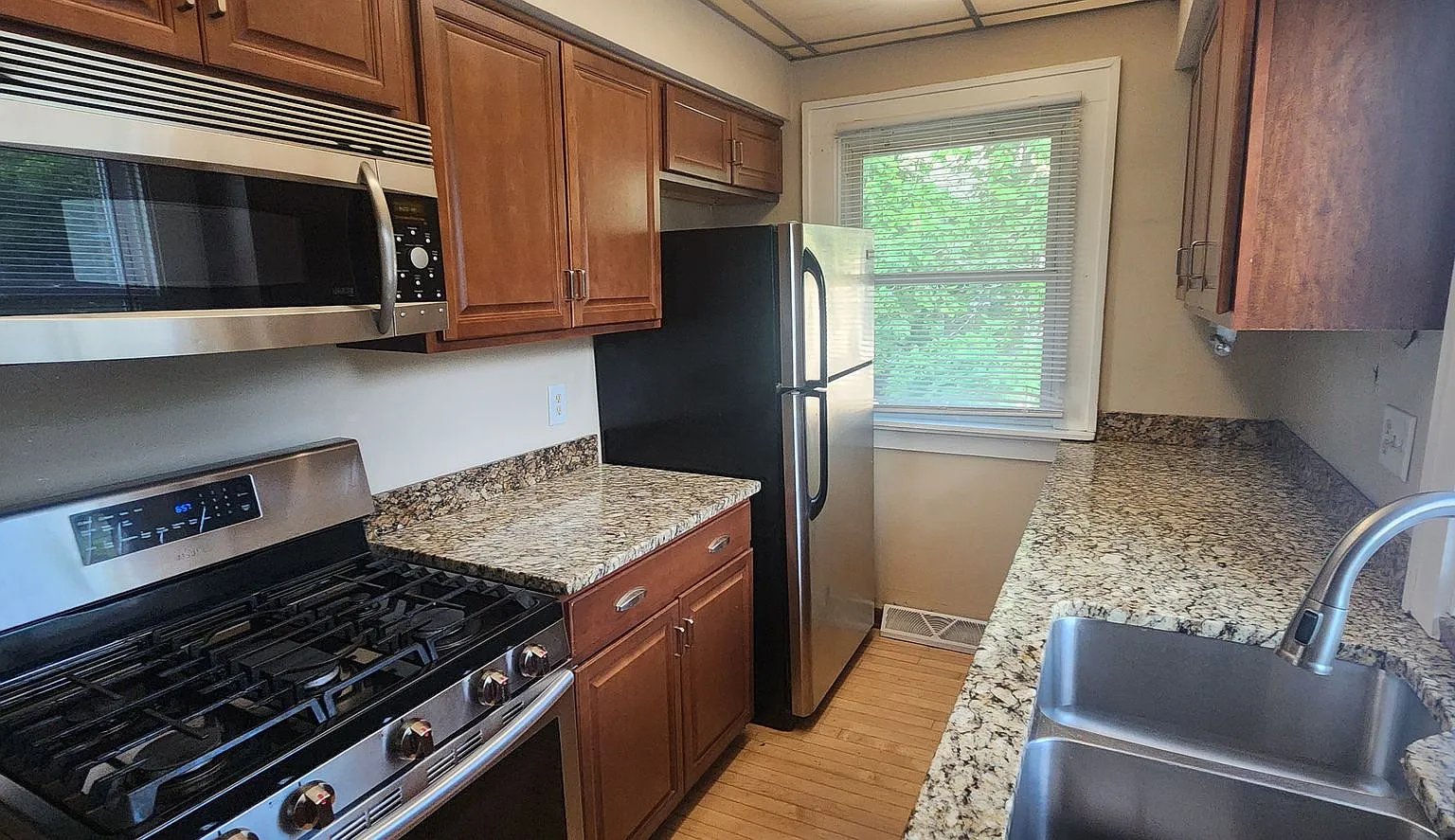 Fully fenced yard with stainless steel appliances including gas stove! — Photo 1