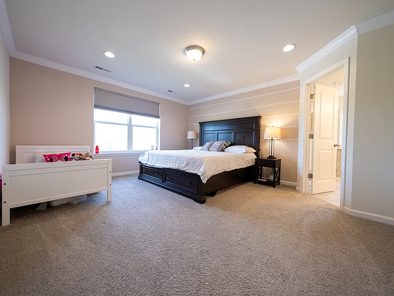 5595 Queensland Ln N — Photo 13