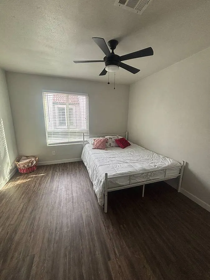 2 bed, 920 sqft, $800 — Photo 1