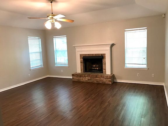 Large living w/gas fireplace