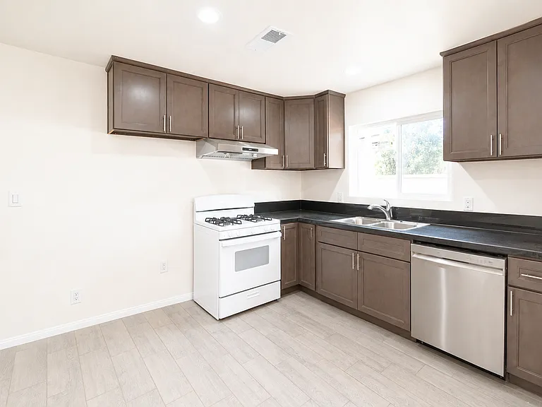 15600 Country Club Dr — Photo 3