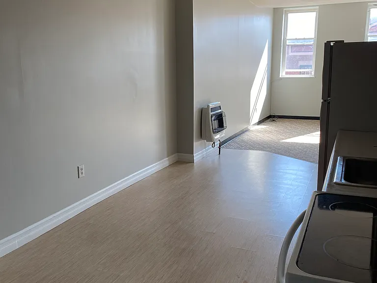 171 W 1st St #4 — Photo 7