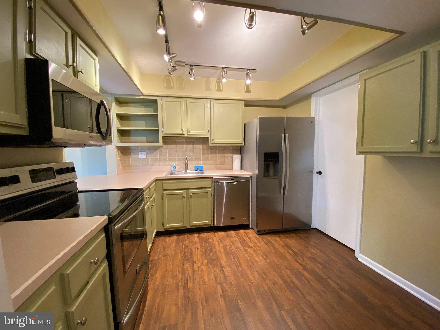 3 bed, 2.5 bath, 1510 sqft, $3,100 — Photo 2