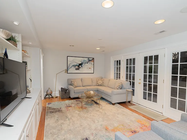 944 Lakeview Dr — Photo 2