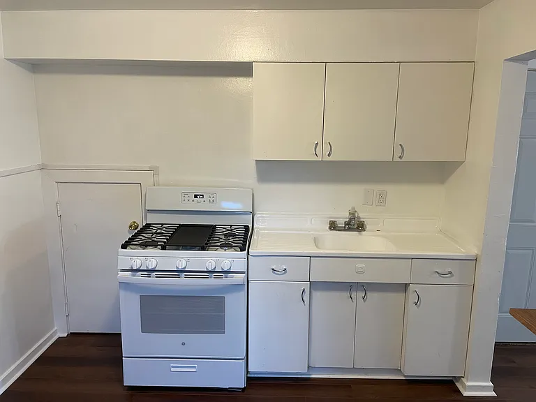 909 S College St #6 — Photo 2