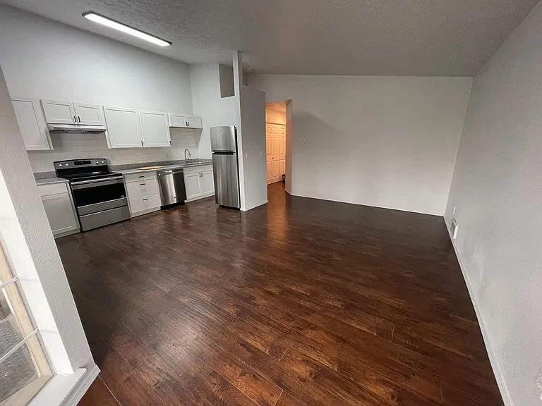2433 N Pittsburg St — Photo 2
