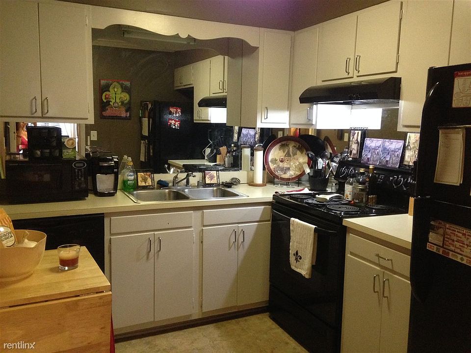 kitchen- WILL BE UPDATED. NEW COUNTERTOP AND BACKSPLASH HAS