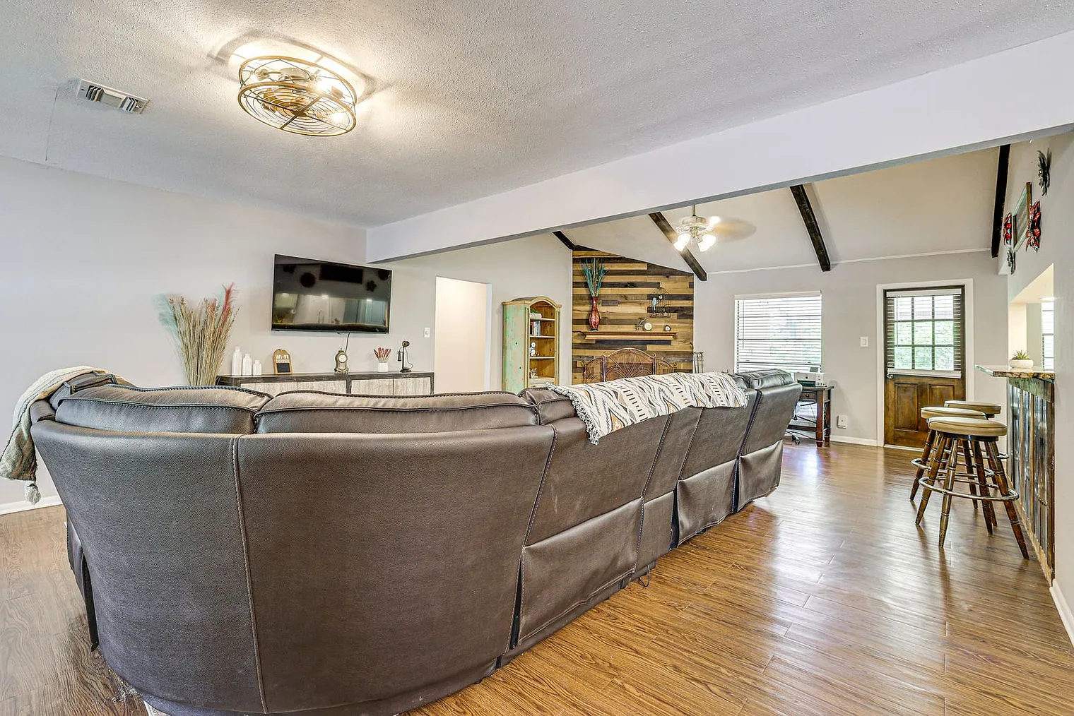 4 bed, 2.0 bath, 1797 sqft, $3,612 — Photo 4
