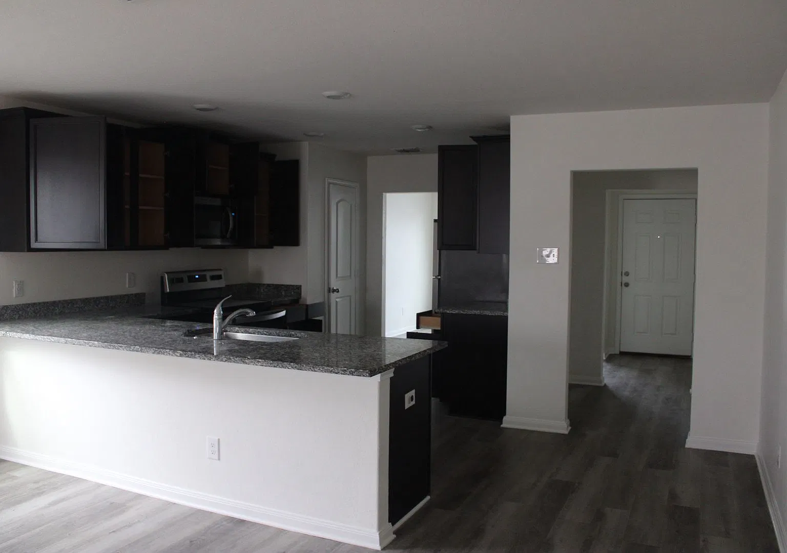 Your Next Home Awaits! Stylish 3-Bedroom with Open Floor Plan, Modern Kitchen & 2-Car Garage! — Photo 4