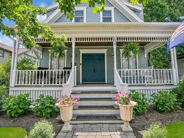 137 W Station St, Barrington, IL 60010