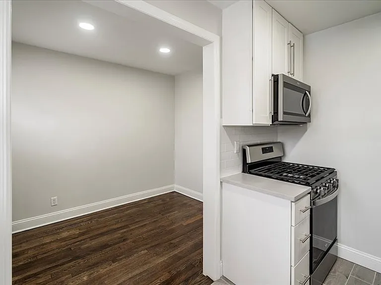 Hilltop Manor Apartments — Photo 21