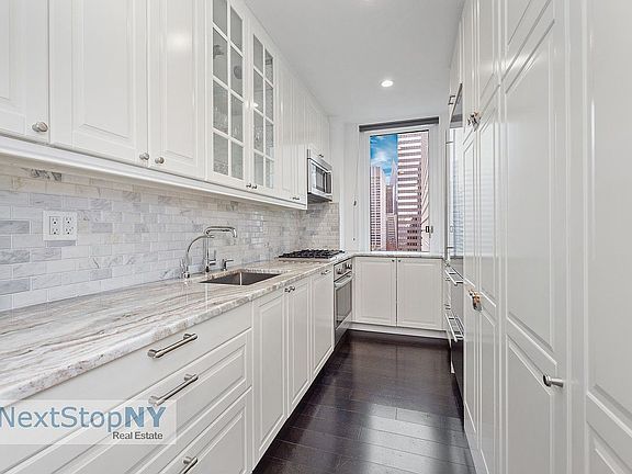 3rd image of 245 E 54th St Unit Ph30r