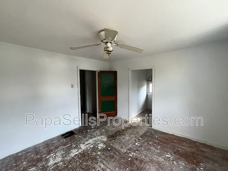 327 E Stuart Ave — Photo 7