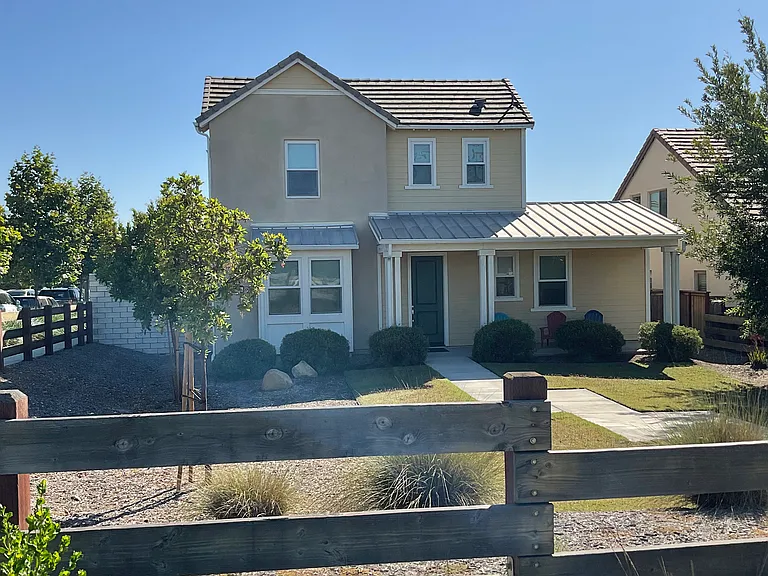 108 S Saticoy Ave #C — Photo 2