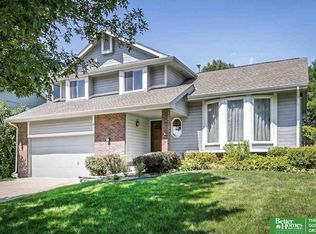 912 Hogan Dr, Papillion, NE 68046