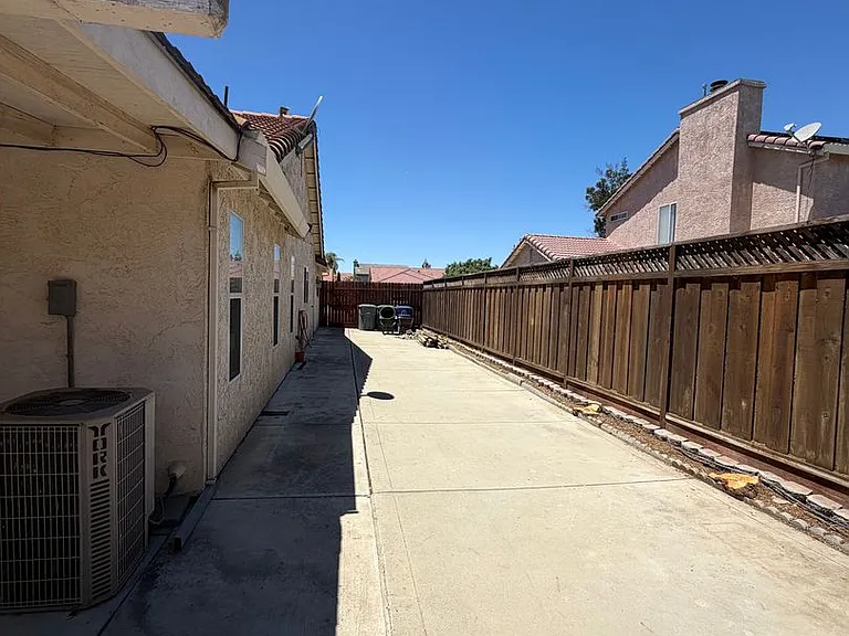 1648 Alberta St — Photo 16