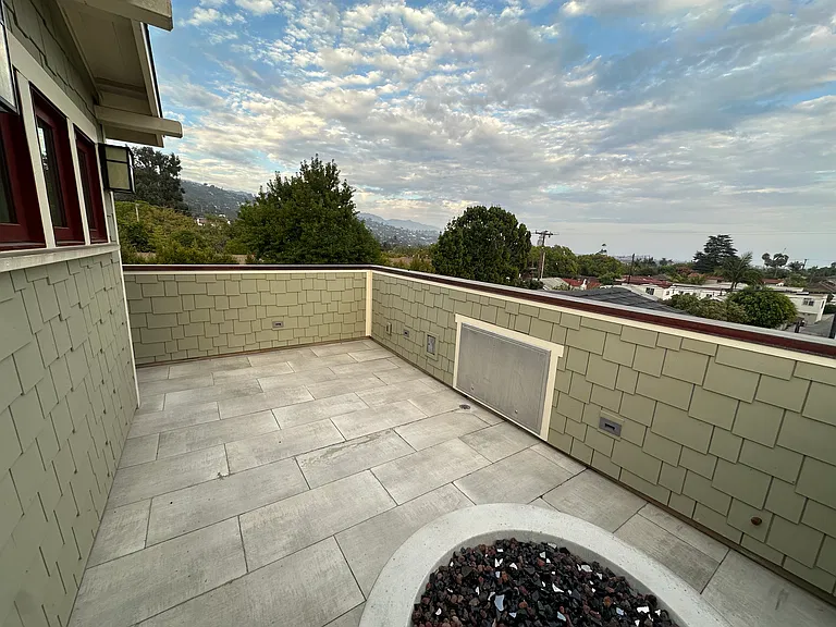 323 E Micheltorena St — Photo 15