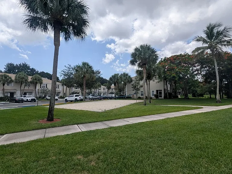4715 Palmbrooke Cir — Photo 21