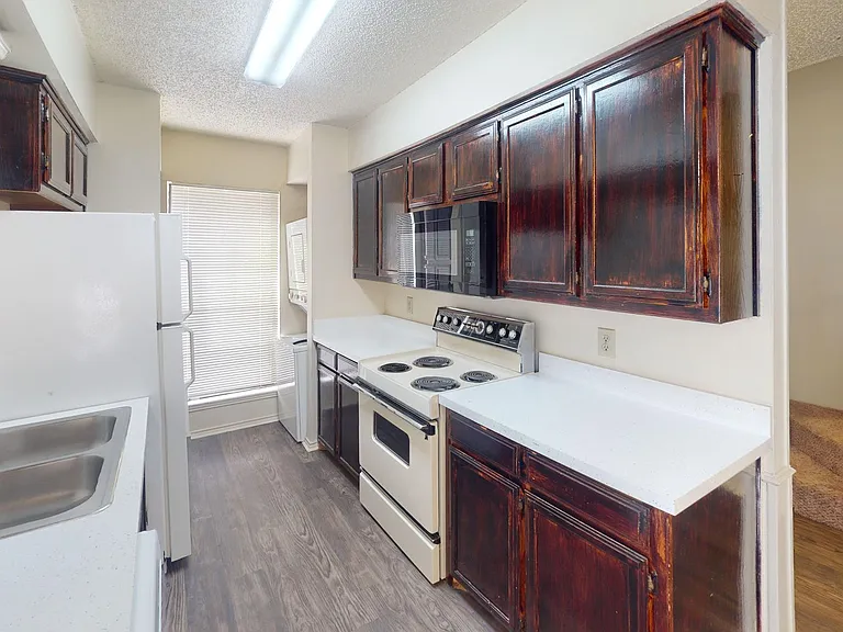 521 W Sycamore St — Photo 5