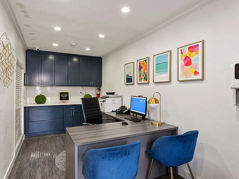 Four Seasons Apartments — Photo 15