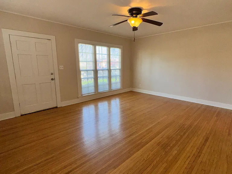 2101 Hillcrest Dr — Photo 2