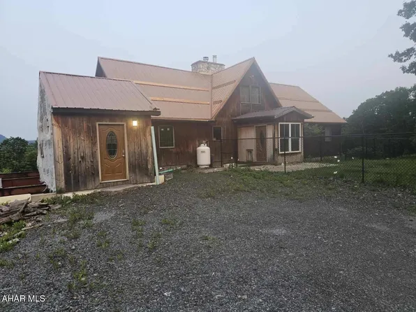 393 Breezy Heights Ln, Duncansville, PA 16635