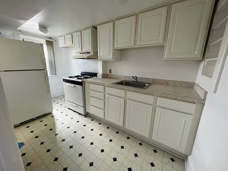 103 E 33rd St #2 — Photo 6