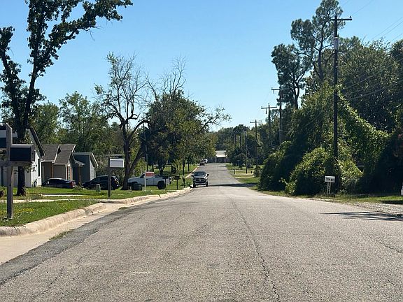 5th image of 920 Ray Dr