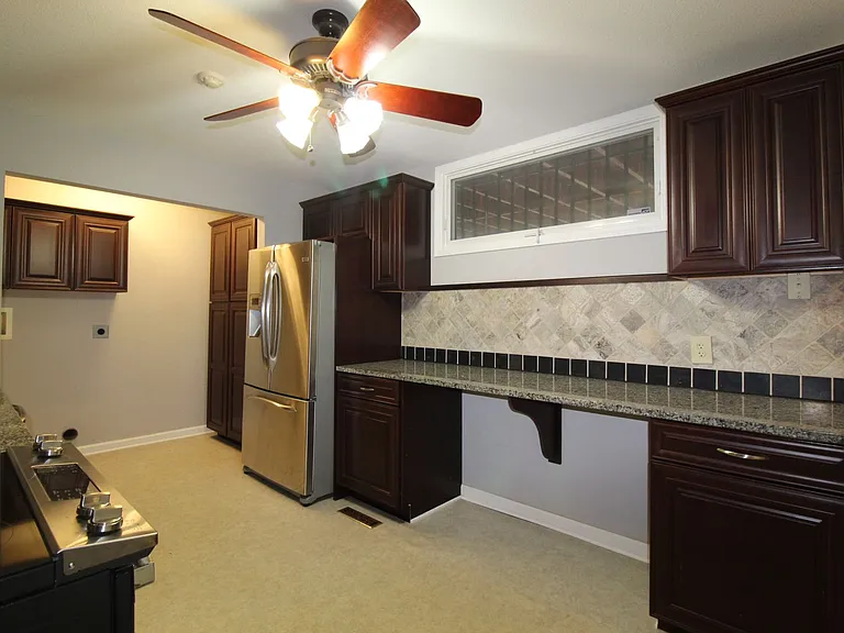 3215 Charlotte St — Photo 14