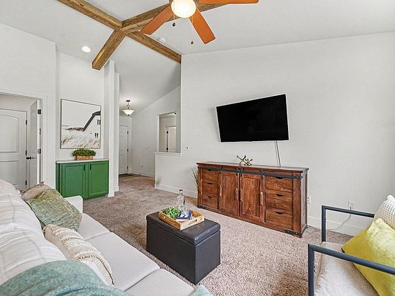 4th image of 940 Scotch Pine Dr