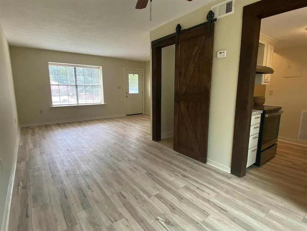 2 bed, 1.5 bath, 1014 sqft, $1,400 — Photo 2