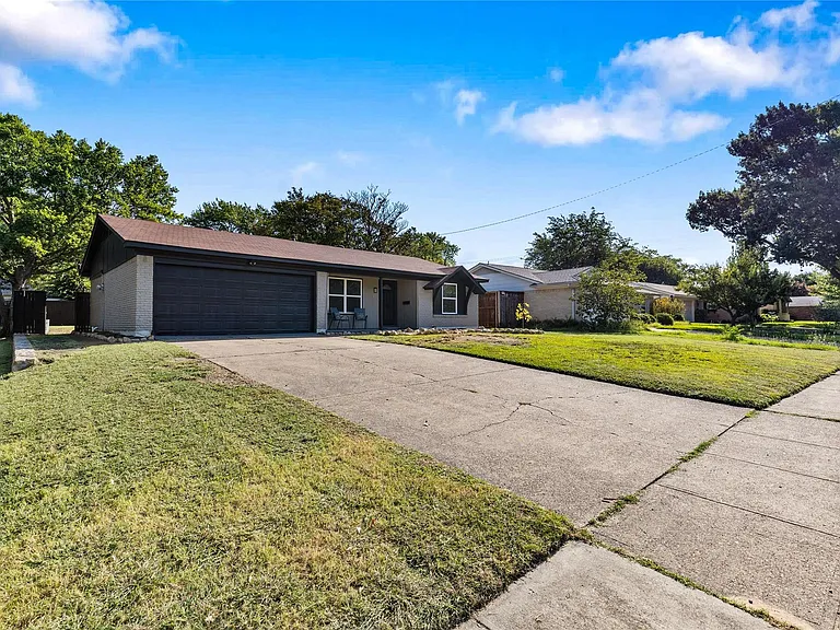 614 Cambridge Dr — Photo 2