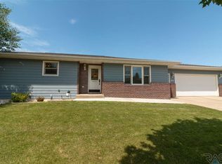 810 W 2nd Ave, Lennox, SD 57039