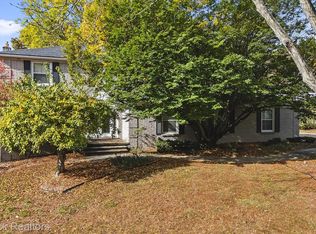 31079 Oak Valley Dr, Farmington Hills, MI 48331