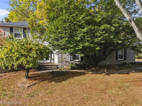 31079 Oak Valley Dr, Farmington Hills, MI 48331