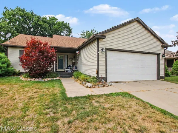 1270 Edgebrook Dr, Howell, MI 48843