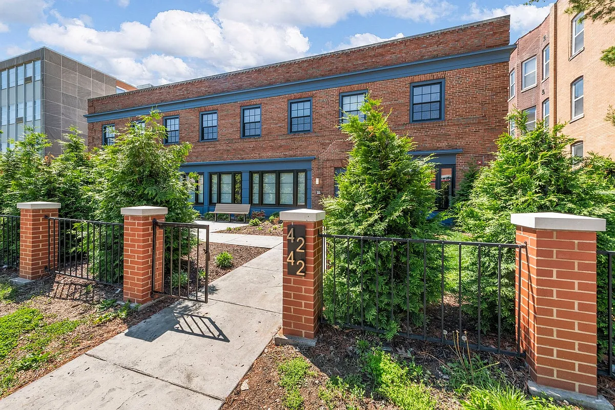 Building Photo - 4242 Lindell Blvd LLC