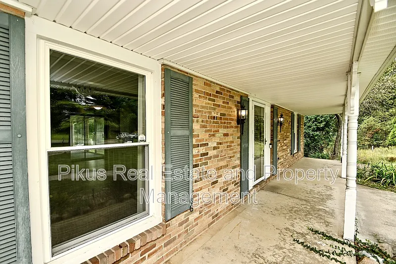 4 bed, 2.5 bath, 2015 sqft, $2,800 — Photo 2