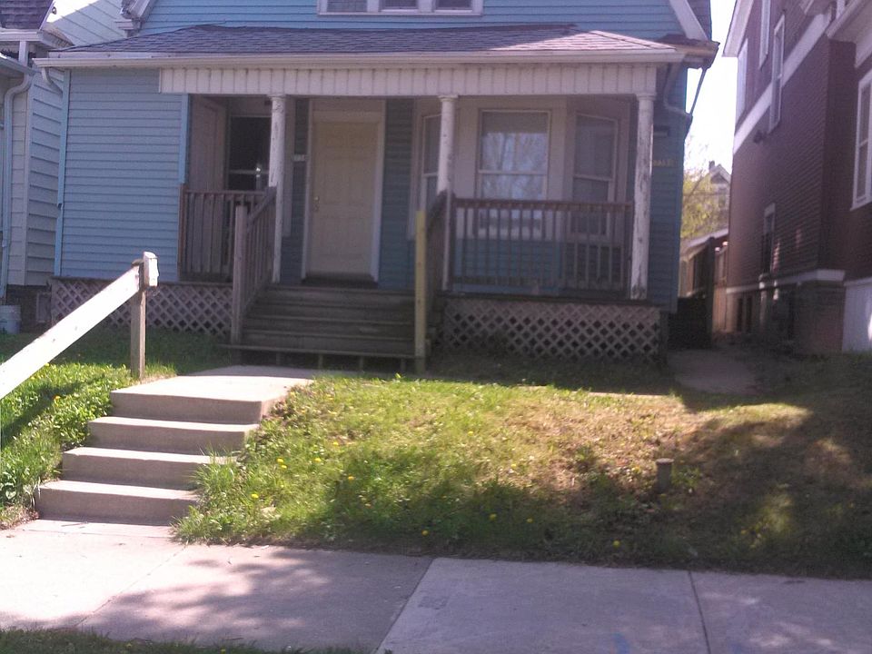 2738 N BARTLETT AVE