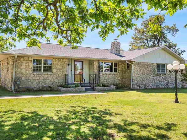 2205 4th St, Pawnee, OK 74058