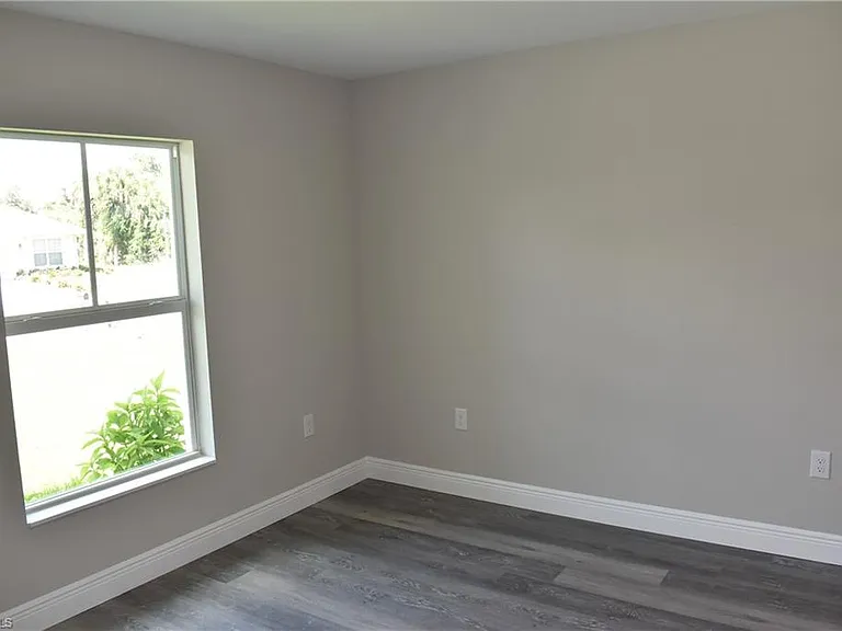 20217 Renwick Ave — Photo 23