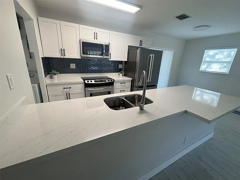 10 SW 5th Ct — Photo 12
