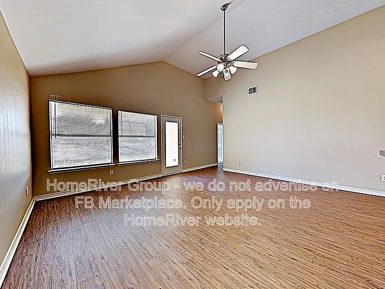 313 Charleston Dr — Photo 4