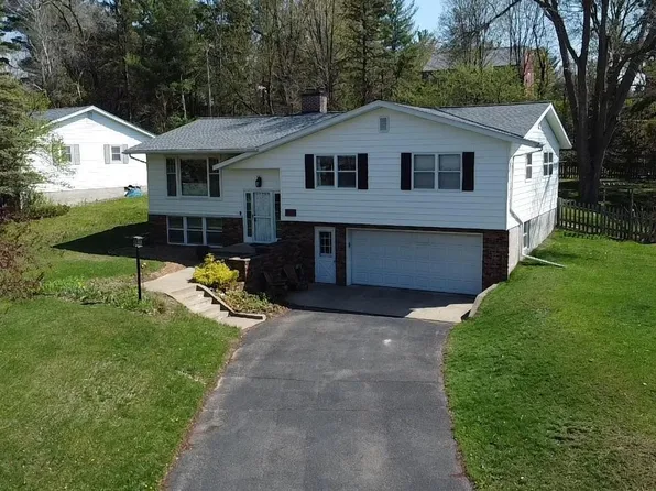 920 Falcon Dr, River Falls, WI 54022
