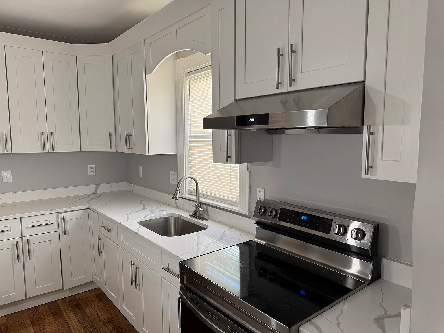 3 bed, 1.0 bath, 1100 sqft, $2,800 — Photo 4